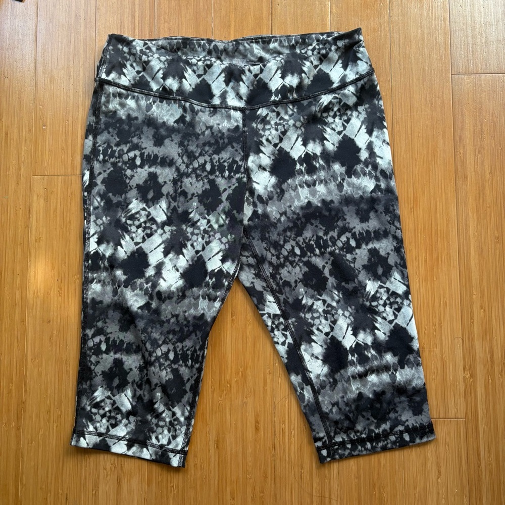 Material Girl Black & Gray Tie-Dye Capri Leggings